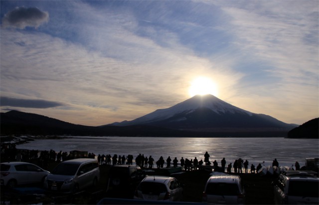山中湖畔で「ダイヤモンド富士」が見られる時期になってきました