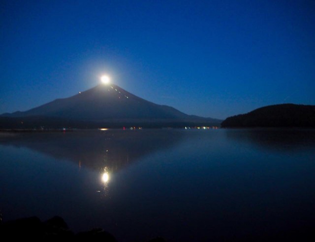 富士山頂に満月が重なった「パール富士」