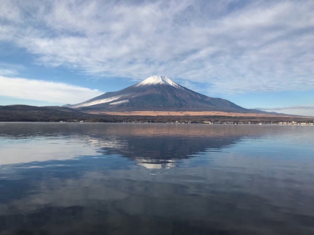 優美な雪化粧富士山