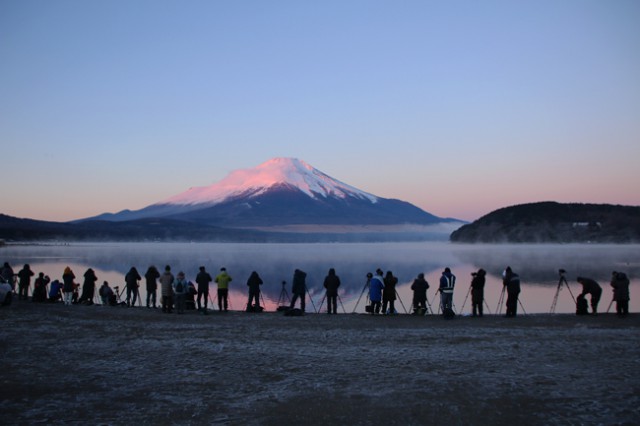 「冬の山中湖」で幻想的な富士山に癒やされる