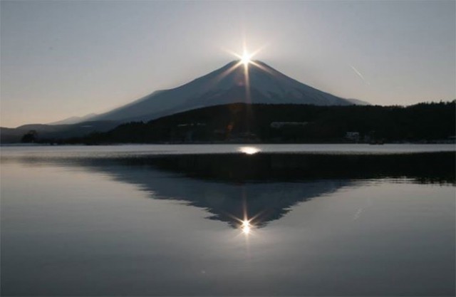 太陽のダイヤ富士きらめく｢ダイヤモンド富士｣